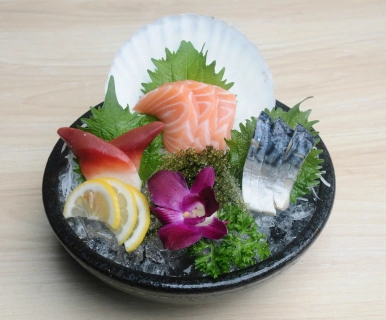 Sashimi cá hồi, sò đỏ, cá trích ép trứng đáng thử nhất tại Quận 12